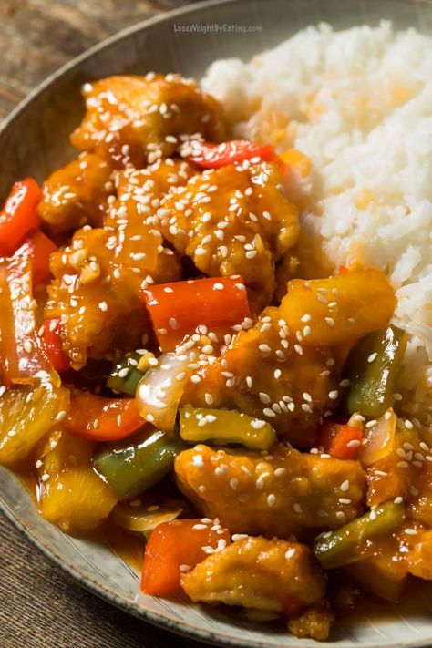 Low Calorie Sweet and Sour Chicken - Lose Weight By Eating Easy Chinese Chicken Recipes, High Protein Chicken Recipes, Clean Meal Prep, Sweet And Sour Chicken, Sweet Chicken, High Protein Low Calorie, Sweet N Sour Chicken, Chicken Meal Prep, Prepped Lunches