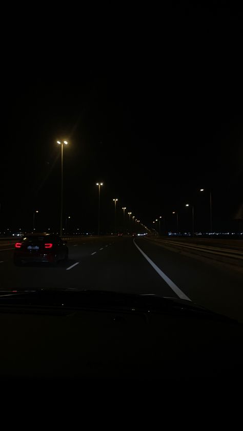 Sky Aesthetic Night, Highway At Night, Night Drive, رعب نفسي, Late Night Drives, Dark City, Lit Wallpaper, Night Scenery, Car Driving