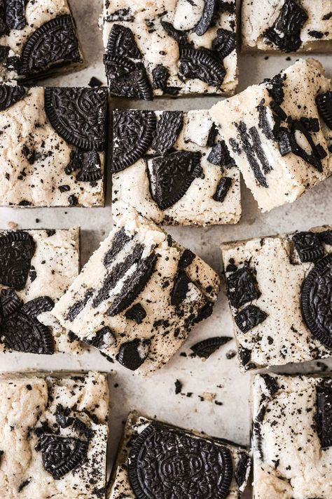 Cookies N Cream Brownies, Oreo Baked Goods, Oreo Dessert Bars, Oreo Blondies Recipe, Oreo Blondie Bars, Golden Oreo Blondies, Cookie And Cream Brownies, Cookies And Cream Blondies, Cookies And Cream Dessert Recipes