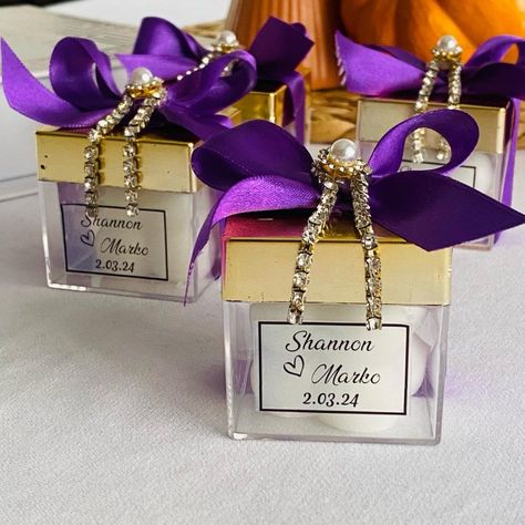 Purple And Gold Wedding Favors, Sweet 16 Favor Ideas, Gifts For Guests Birthday, Party Gifts For Guests, Rapunzel Theme, Wedding Favor Sayings, 50th Birthday Favors, Silver Wedding Favors, Asia Wedding