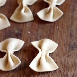 Fool-proof fresh pasta with and without a pasta machine. Beef Cottage Pie, Pasta Basil, Farfalle Recipes, Homemade Tortellini, Easy Homemade Pasta, Fresh Pasta Recipes, Homemade Pasta Dough, Pasta Homemade, Farfalle Pasta