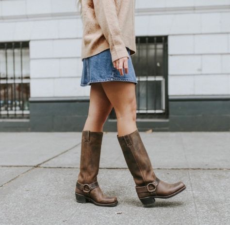 FALL 2023, MOTO BOOT, FASHION INSPO, OUTFIT IDEAS Frye Harness 12r Outfit, Frye Harness Boots Outfit, Harness Boots Outfit, Frye Boots Outfit, Outfit Botas, Frye Harness Boots, Boot Fits, Black Boots Outfit, Boots Tall