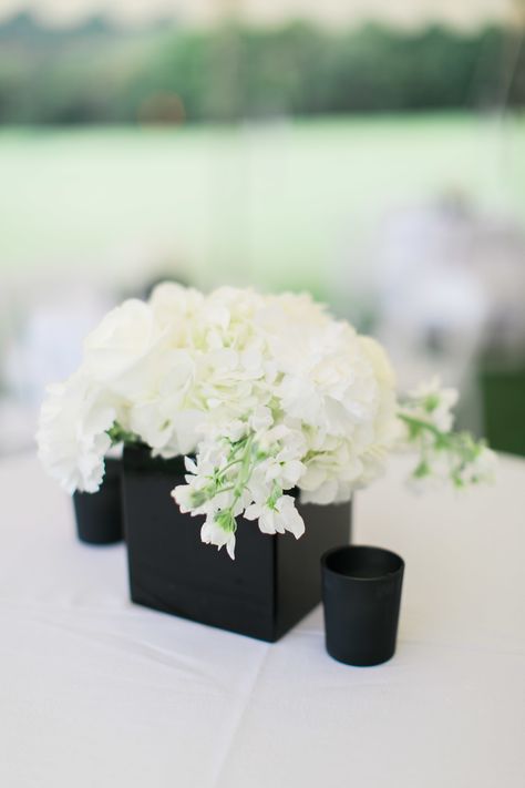 Black Floral Centerpieces, Black Vase Centerpiece, Country Backdrop, Masculine Centerpieces, Gala Centerpieces, White Flower Centerpieces, Black Centerpieces, Event Centerpieces, Modern Birthday Party