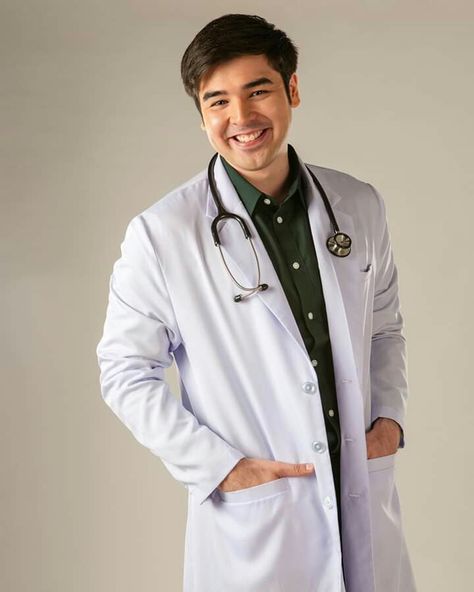 Doctors Portrait Photography, Doctor Poses, Hospital Logo, White Coat Ceremony, Medical Photography, Doctor Outfit, Male Doctor, Human Reference, Grad Pics