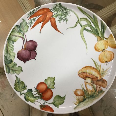 . Vegetable Plate, Happy Kitchen, Fruit Painting, Painted Plates, China Painting, Porcelain Art, Pottery Plates, Ceramic Tableware, Fruit And Veg