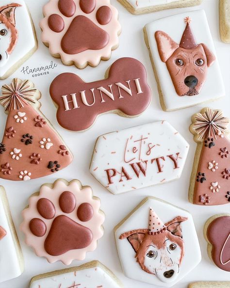 Hanamade Cookies on Instagram: “Is there anything cuter than puppies in party hats? 🥺 . . “Let’s pawty” design by the one and only @arloscookies…” Treat Business, Puppy Birthday Parties, Iced Sugar Cookies, Dog Bakery, Sugar Cookie Designs, Puppy Birthday, Dog Birthday Party, Dog Cookies, Animal Cookies