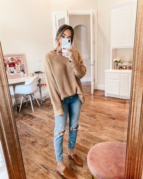 Tan sweater, distressed ripped light boyfriend jeans, tan brown mules. Cute women's fashion chic fall, winter, spring, summer casual street style outfit inspiration ideas. Tan Sweater Outfit, Winter Outfits Canada, All Star Branco, Mules Outfit, Brown Mules, Looks Jeans, Classy Winter Outfits, Outfits Dress, Outfit Invierno