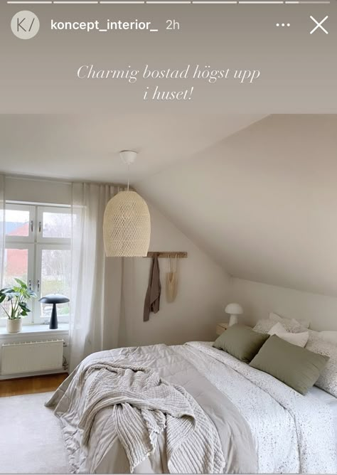 Minimalist Bedroom Attic, Attic Guest Bedroom Sloped Ceiling, Small Bedroom Ideas Sloped Ceiling, Master Bedrooms Decor Slanted Ceiling, Neutral Attic Bedroom, Bedroom Ideas Roof Slope, Bedrooms With Angled Ceilings, Half Attic Bedroom Ideas, Sloped Ceiling Bedroom Master Slanted Walls