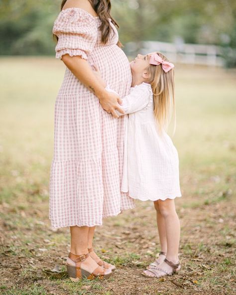 Maternity Pictures With Big Sister, Maternity Photography With Big Sister, Maternity Photography Big Sister, Big Sister And Baby Sister Pictures, Maternity Photo With Sibling, Big Sister Maternity Pictures, Family Of Three Maternity Photos, Big And Little Sister Photoshoot, Family Maternity Pictures With Siblings