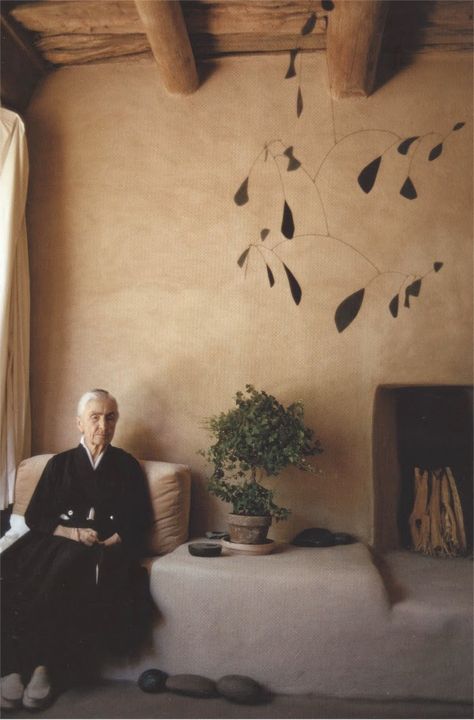 Georgia O'Keeffe (1887-1986) rose to prominence as an artist living in New York with her husband, gallery owner Alfred Stieglitz. But St... Georgia Okeefe, Alfred Stieglitz, Deco Nature, Georgia O Keeffe, Alexander Calder, O Keeffe, Artist House, Ranch House, 인테리어 디자인