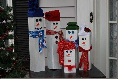 How to make wooden snowmen – Recycled Crafts 4x4 Crafts, 4x4 Wood Crafts, Diy Schneemann, Wooden Snowmen, Winter Holiday Crafts, Wood Snowman, Snowman Family, Snow People, Wooden Snowman