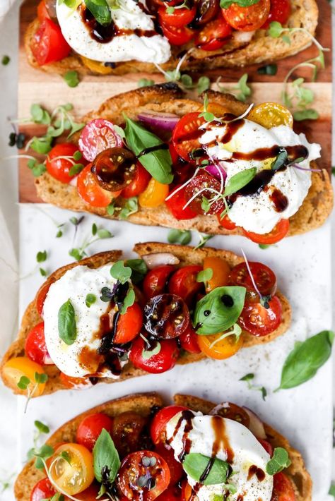 Burrata Recipes, Burrata Bruschetta, Healthy Bruschetta, Bruschetta Recept, Bruschetta Toast, Burrata Recipe, Bruschetta Toppings, Tomato Bruschetta, Hot Bread