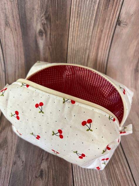 Cherry Makeup Bag, Puffy Makeup Bag, Makeup Pouch Aesthetic, Makeup Pouch Pattern, Coquette Makeup Bag, Pouch Aesthetic, Sewing Makeup Bag, Makeup Brushes Storage, Quilted Cosmetic Bag