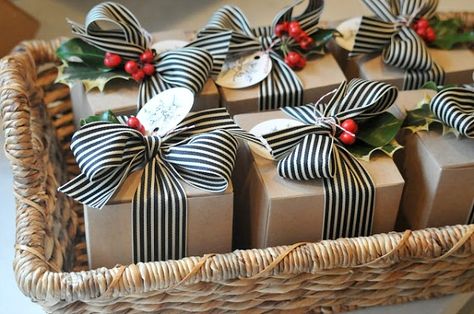 Simple and beautiful ways to dress up your Christmas gifts. Love these gift wrapping ideas! Wrapped Presents, Christmas Tablescape, Creative Gift Wrapping, Cookie Packaging, Christmas Packaging, Idul Fitri, Wrapping Ideas, Noel Christmas, Merry Little Christmas