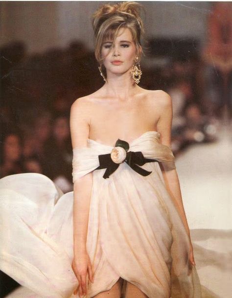 1980 Fashion, 90s Runway, Chanel Boutique, 90s Runway Fashion, Runway Fashion Couture, Vintage Runway, Mode Chanel, Runway Outfits, 90s Models