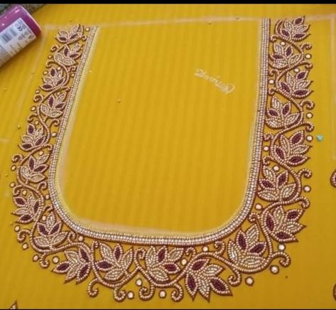 Hand Work Embroidery Neck Design Simple, Neck Aari Designs For Blouse, Aari Back Neck Designs, Aari Blouse Design Simple, Aari Work Back Neck Designs, Very Simple Aari Work Blouse Design, Work Blouse Hand Designs, Aari Blouses, Blouse Maggam Work