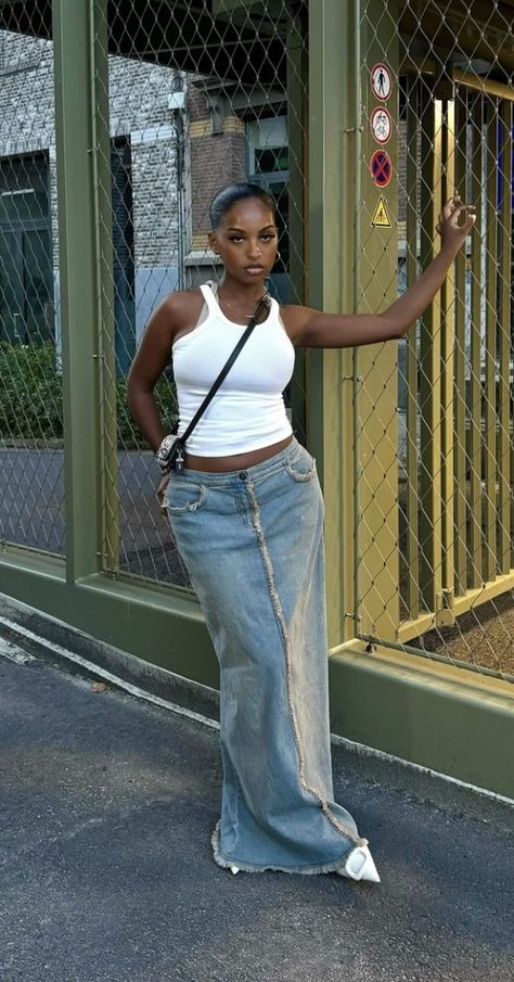 150 Lbs Women 5'3, Kawaii Fits, Long Denim Skirt Outfit, Barcelona Outfits, Modest Spring Outfits, Stunna Girl, Empire Neckline, Distress Jeans, Skirt Flowy