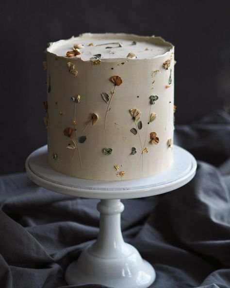 Sage And Gold Wedding Cake, Rustic Simple Wedding Cake, Sage Birthday Decor, Birthday Cake Ideas White, Simple Boho Cake, Elegant Baby Shower Cakes, Wedding Cake Sage, Wedding Cake Earthy, Wedding Cake Sage Green