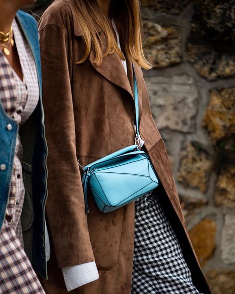 Cold Weather Style, Turquoise Bag, Bag Outfit, Cold Weather Fashion, Suede Coat, Frock Design, Street Style Looks, Dress And Heels, Fashion Essentials