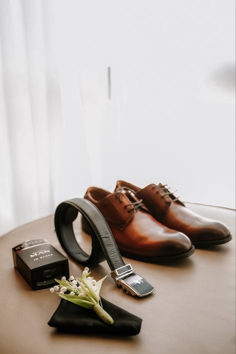 Mens Flat Lay Wedding, Groom Flat Lay Photo, Groomsmen Detail Photos, Mens Getting Ready Photos, Groom Details Photography, Groom And Dad Pictures, Groom Flatlay, Wedding Ideas For Men, Groom Detail Shots