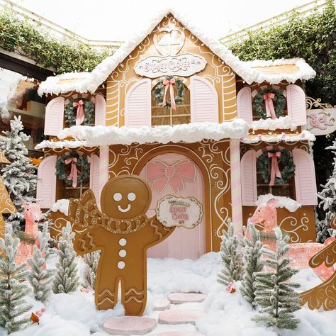 Our winter wonderland has arrived in Palm Beach! Visit the Stoney Clover Lane Gingerbread House right beside our store all month long &… | Instagram Gingerbread Birthday Party, Pastel Christmas Decor, Black Christmas Decorations, Royal Poinciana, Gingerbread House Parties, Christmas Party Photo, Gingerbread House Designs, Sugar Plums, Gingerbread Party