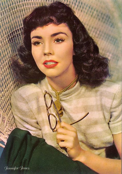 Jennifer Jones Vintage Bangs, Curled Bangs, Types Of Hair Color, Retro Curls, 40s Hairstyles, 50s Hairstyles, 1940s Hairstyles, Jennifer Jones, Old Hollywood Stars