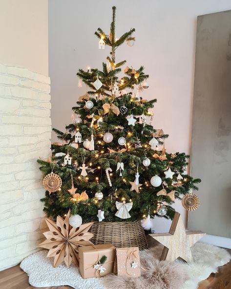 Insightbohogarden hat ihren Tannenbaum mit Kugeln, Engeln und Sternen aus Holz geschmückt. Die Lichterkette sorgt für Gemütlichkeit und Weihnachten im Boho-Stil. Small Christmas Tree, Christmas Tree Decorating Themes, Minimalist Christmas Tree, Christmas Interiors, Christmas Tree Inspiration, Christmas Themes Decorations, Small Christmas Trees, Minimalist Christmas, Boho Christmas