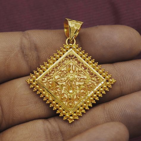 Gold Pendant Indian, Indian Gold Necklace, Gold Jewels Design, Gold Pendent, Gold Jewelry Outfits, Gold Earrings Models, Fancy Jewelry Necklace, Gold Necklace Indian, Gold Necklace Simple