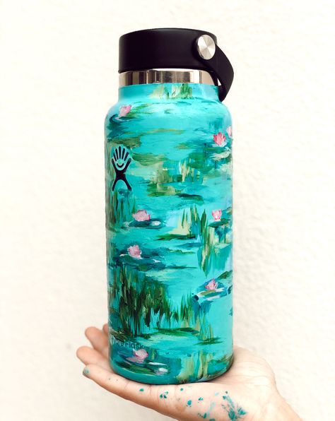 Hydroflask painting Paint On Hydroflask, Painted Hydroflask Ideas Easy, Painted Hydroflask Ideas, Painted Water Bottle Ideas, Hand Painted Water Bottle, Water Bottle Painting Ideas, Hydro Flask Painting, Water Bottle Painting, Hydroflask Decor