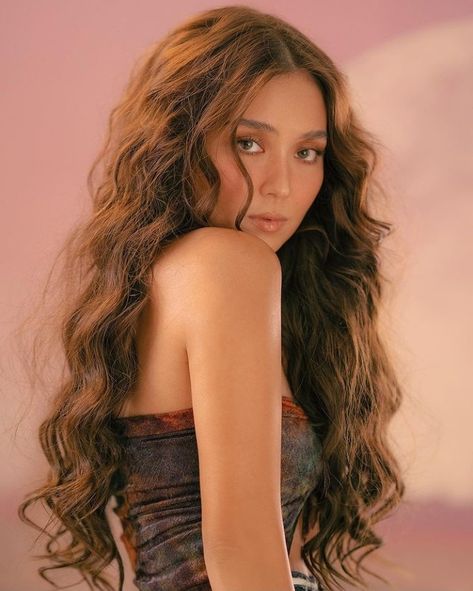 Fire 🔥🔥🔥 Kathryn Bernardo Photoshoot, Kathryn Bernardo Outfits, Bra Photos, Cute Birthday Pictures, Daniel Padilla, Kathryn Bernardo, Bff Photoshoot, Character Portraits, Womens Hairstyles