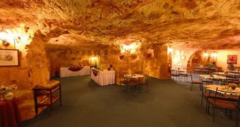 Underground Town, Underground Restaurant, Cave Restaurant, Coober Pedy Australia, Gimme Shelter, Underground Caves, Underground Cities, Breathtaking Places, Coober Pedy