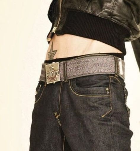 pics like this make me 📯-y Bill Kaulitz V Line, Bill Kaulitz Tattoo, Bill Tattoo, Billy B, Kaulitz Twins, Tokyo Hotel, Star Tattoo, Hot Band, Tokyo Hotels