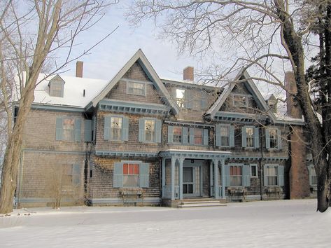 A History of Shingle Style Homes - Period Homes Shingle Style Mansion, Shingle Cottage, Shingle Style Architecture, Pretty Houses, Shingle Style Homes, House Exteriors, Gilded Age, House Wall, Sims 4 Houses