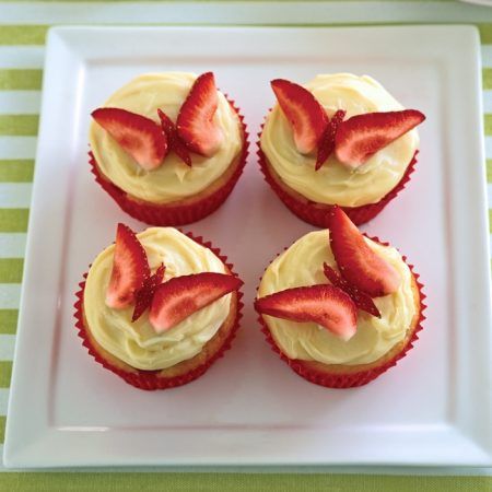 Strawberry Butterfly Cupcakes - A Better Choice Strawberry Butterfly, Butterfly Cupcakes, Family Baking, Pretty Dessert, Cute Baking, Butterfly Cakes, Läcker Mat, Strawberry Cakes, Think Food