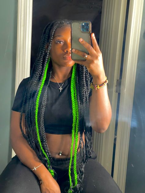 large Green knotless braids Green Peek A Boo Knotless Braids, Knotless With Green, Knotless Braids Peak A Boo, Peak A Boo Braids Green, Green Peekaboo Braids With Curls, Colored Large Knotless Braids, Large Peekaboo Knotless Braids, Green Peak A Boo Hair Braids, Knotless Box Braids Green