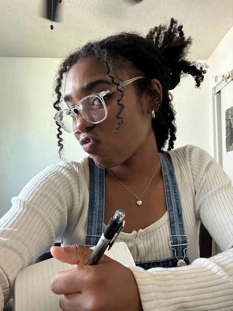 Light Academia Black Women, Black Student Aesthetic, Nerdy Black Woman, Black Woman Studying, Book Worms Aesthetic Outfit, Female Writer Aesthetic, Retro Black Women, Girls Natural Hairstyles, Natural Hair Beauty