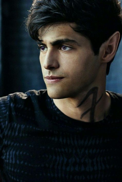 Matthew Daddario would be perfect as Rhysand. ACOTAR ACOMAF ACOWAR Alec Shadowhunters, Malec Shadowhunters, Shadowhunters Tv Show, Dominic Sherwood, Shadowhunters Malec, Isabelle Lightwood, Matthew Daddario, Alec Lightwood, The Dark Artifices