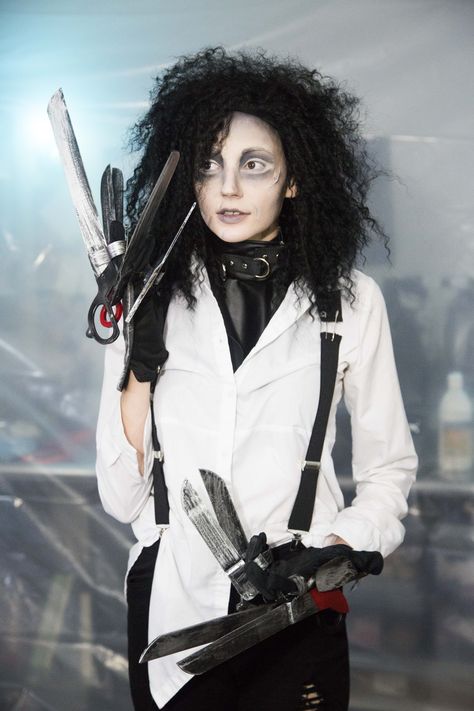 Female Edward scissor hands. #cosplay Edward Scissor Hands Makeup, Edward Scissorhands Female Costume, Female Horror Characters Costumes, Edward Scissorhands Makeup Female, Female Edward Scissorhands Costume, Edward Siccors Hands Costume, Edward Scissorhands Costume Women, Horror Cosplay Female, Scissor Hands Costume