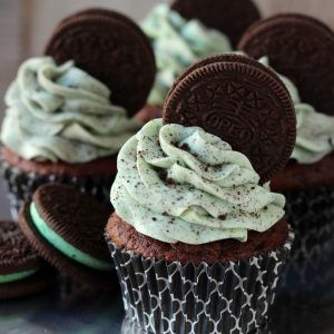 Mint Oreo Cupcakes - Your Cup of Cake Cup Of Cake, Oreo Frosting, Mint Desserts, Oreo Truffles Recipe, Breakfast Cupcakes, Junk Foods, Devils Food Cake Mix Recipe, Oreo Cream, Survival Hacks