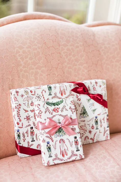 How To Wrap Christmas Presents Like A Pro Cool Wrapping Ideas Christmas, Christmas Wrapping With Ribbon, Christmas Gift Ribbon Ideas, Christmas Wrapping Aesthetic, Wrapping Gifts Ideas, Cute Christmas Wrapping, Wrap Christmas Presents, Wrapping Ideas Christmas, Christmas Present Wrapping