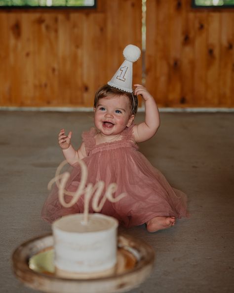 To the cutest 1 year old, Addie! I hope you have a wonderful 1st birthday! One Year Old Pictures Outside, 1st Birthday Girl Photoshooting Ideas, 1 Yr Picture Ideas One Year Old, One Year Old Baby Photoshoot, 1st Birthday Girl Photoshooting, First Birthday Girl Photoshooting, Simple 1st Birthday Photoshoot, One Year Pictures, 1 Year Baby