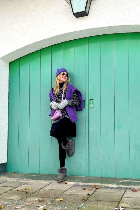 Girl with blonde hair wearing a purple beanie, purple sweatshirt, funky sweater, Ray-Ban sunglasses, skirt, lilac mini bag and Ugg boots. Boots Colorful, Colorful Street Style, Girl With Blonde Hair, Purple Beanie, Blonde Hair Girl, Purple Sweatshirt, Hair Wear, Inspired Outfits, Daily Look