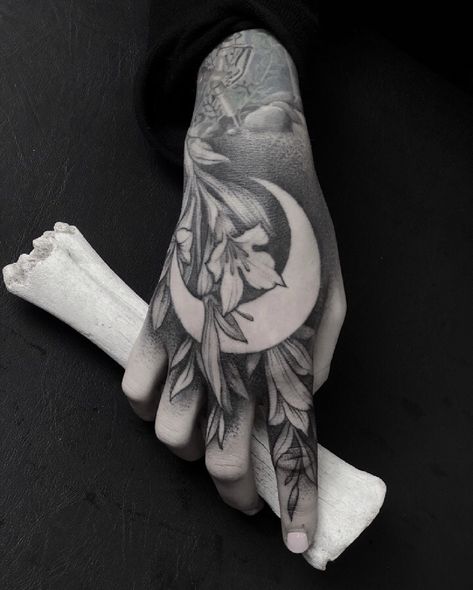 Tattoo Moon, Neotraditional Tattoo, Hand And Finger Tattoos, Blackout Tattoo, Hand Tats, Muster Tattoos, Ornamental Tattoo, Hand Tattoos For Women, Stomach Tattoos