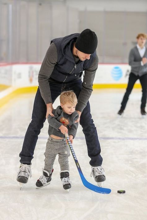 Hockey Couples, Hockey Couple, Hockey Aesthetic, Hockey Wife, Hockey Kids, Hockey Baby, Father And Baby, Dream Family, Dad Baby