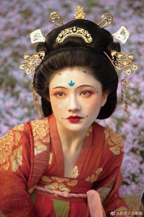 Tang Dynasty Makeup, Traditional Asian Hairstyles, Imperial Fashion, Traditional Asian Dress, Chinese Traditional Costume, Chinese Traditional Clothing, Hanfu Dress, Tang Dynasty, Song Dynasty