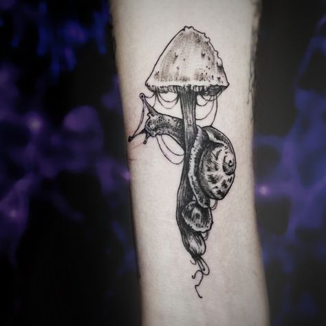 Tattoo uploaded by Czarnorożec Tattoo • Ślimak #snail #snailtattoo #mushroomtattoo • 1568509 • Tattoodo Creepy Snail Tattoo, Goth Cottage Core Tattoo, Realistic Snail Tattoo, Ink Cap Mushroom Tattoo, Mushroom Snail Tattoo, Mushroom And Snail Tattoo, Trippy Tattoo Ideas, Snail Tattoo, Peach Tattoo