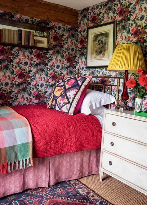 Flora Soames' cottage | House & Garden Storage House, Cottage Interiors, Tiny Bedroom, Spare Bedroom, Top Interior Designers, Country House Decor, Vase Design, Main Bedroom, Cottage Homes