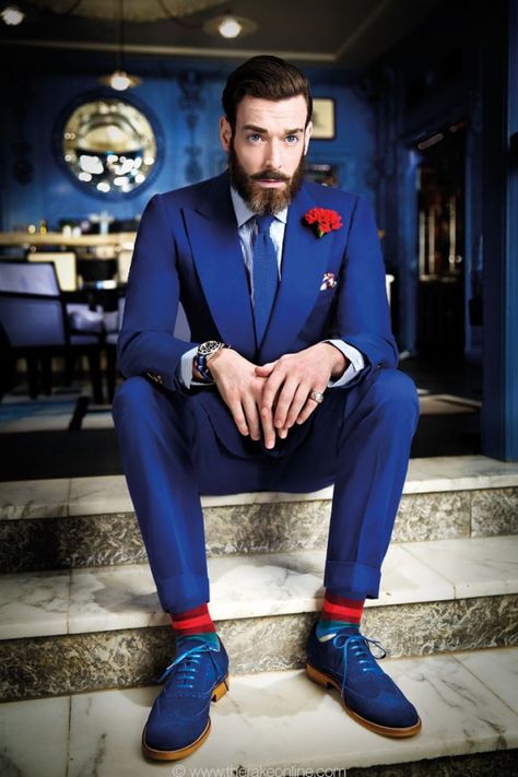 How to Match Blue & Red Menswear God, Garrett would look amazing in this ... Dandy Look, Red Socks, Mens Fashion Blog, Sharp Dressed Man, Well Dressed Men, Gentleman Style, Prince Charming, Blue Suit, Suit And Tie