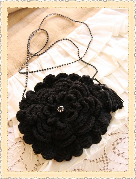 Rose Vignettes: Crochet Evening Bag...Done! Crochet Evening Bag, Evening Handbag, Crochet Purses, Love Crochet, I Made It, Crafts To Do, Crochet Crafts, I Said, Crochet Flowers