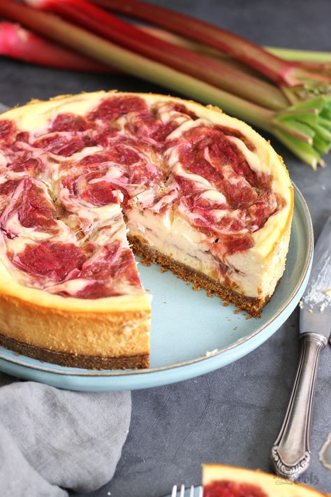 Rhubarb Cheesecake, Cheesecake Baked, Freeze Rhubarb, Rhubarb Compote, Swirl Cheesecake, Baked Cheesecake, Rhubarb Cake, Baked Cheese, Rhubarb Recipes